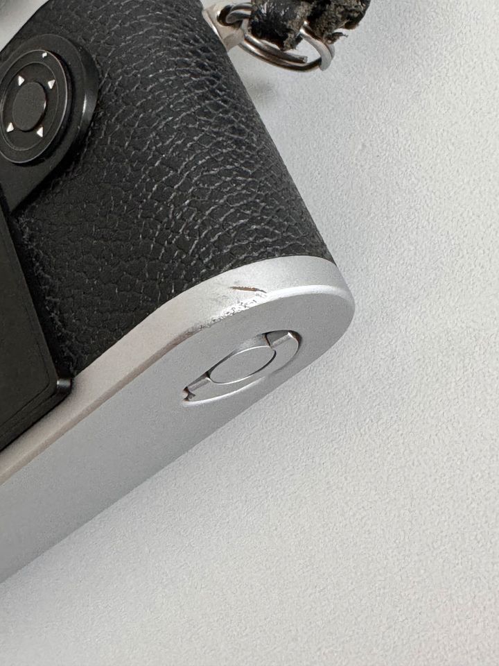 Leica M10-R silver chrome plated original packaging with 3 batteries & thumb rest