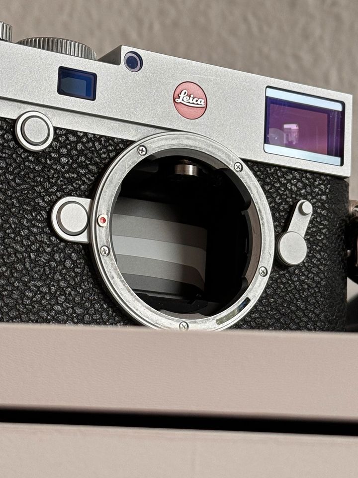 Leica M10-R silver chrome plated original packaging with 3 batteries & thumb rest
